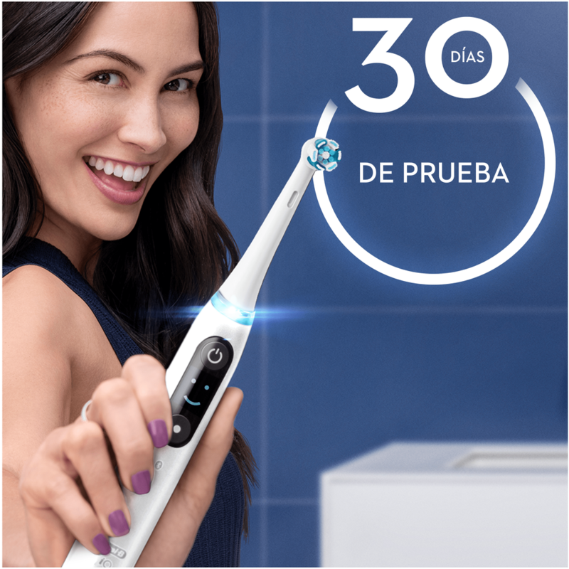 Mujer sosteniendo un cepillo de dientes eléctrico blanco. Texto: Prueba de 30 días. Fondo azul.