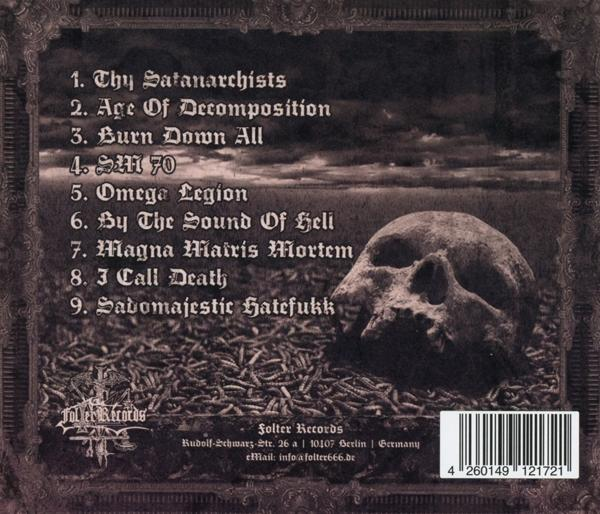 Rückseite einer CD mit Totenkopf und Titelliste, dunkler Hintergrund.