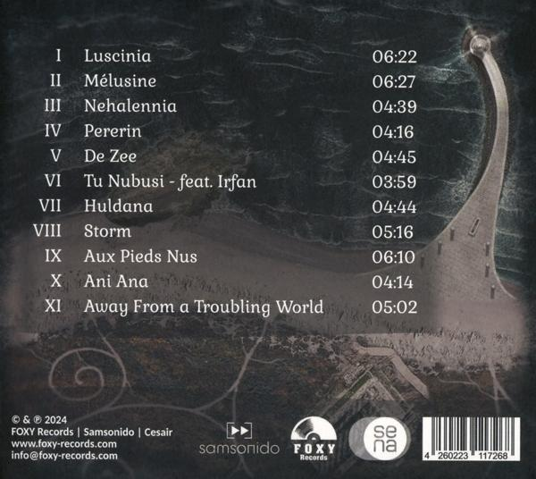 CD-Cover mit Trackliste, Zeitangaben und Logos. Ein Boot oder Schiff ragt rechts ins Bild.