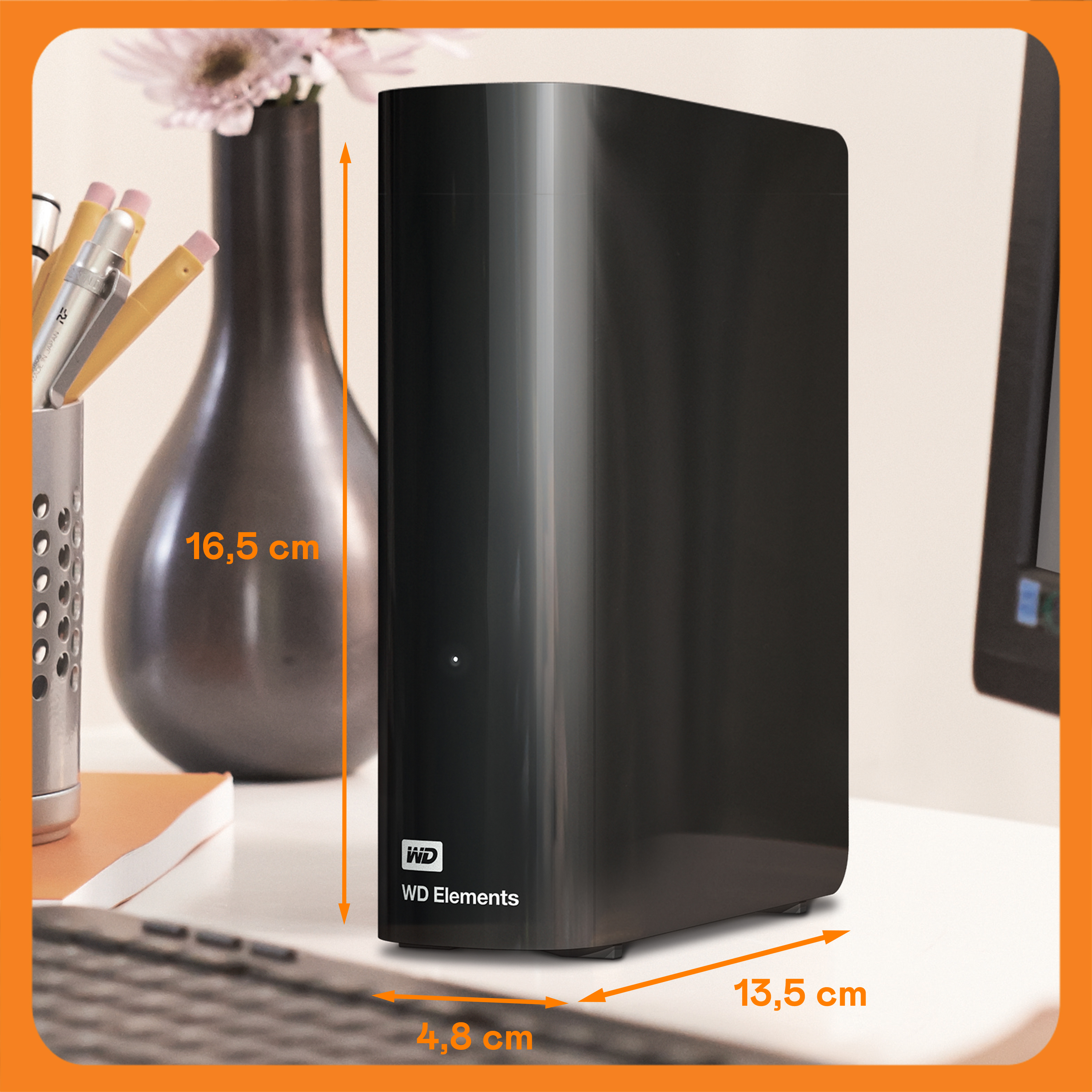 Schwarze externe Festplatte WD Elements. Abmessungen: 16,5 cm Höhe, 13,5 cm Länge und 4,8 cm Breite.