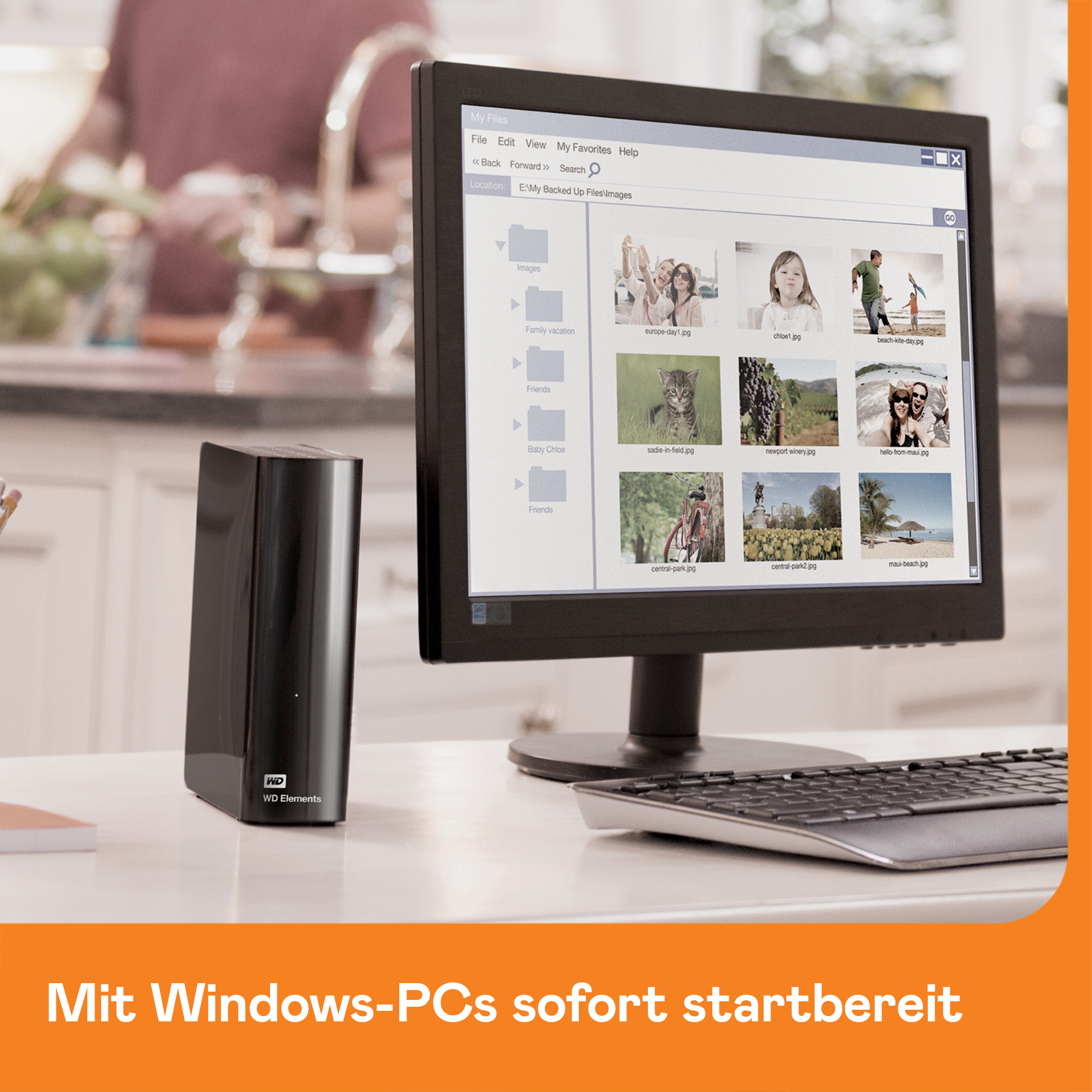 Computer-Setup mit schwarzer Festplatte, Monitor mit Dateien, Tastatur und Text. Weißer Schreibtisch, orangefarbener Hintergrund.