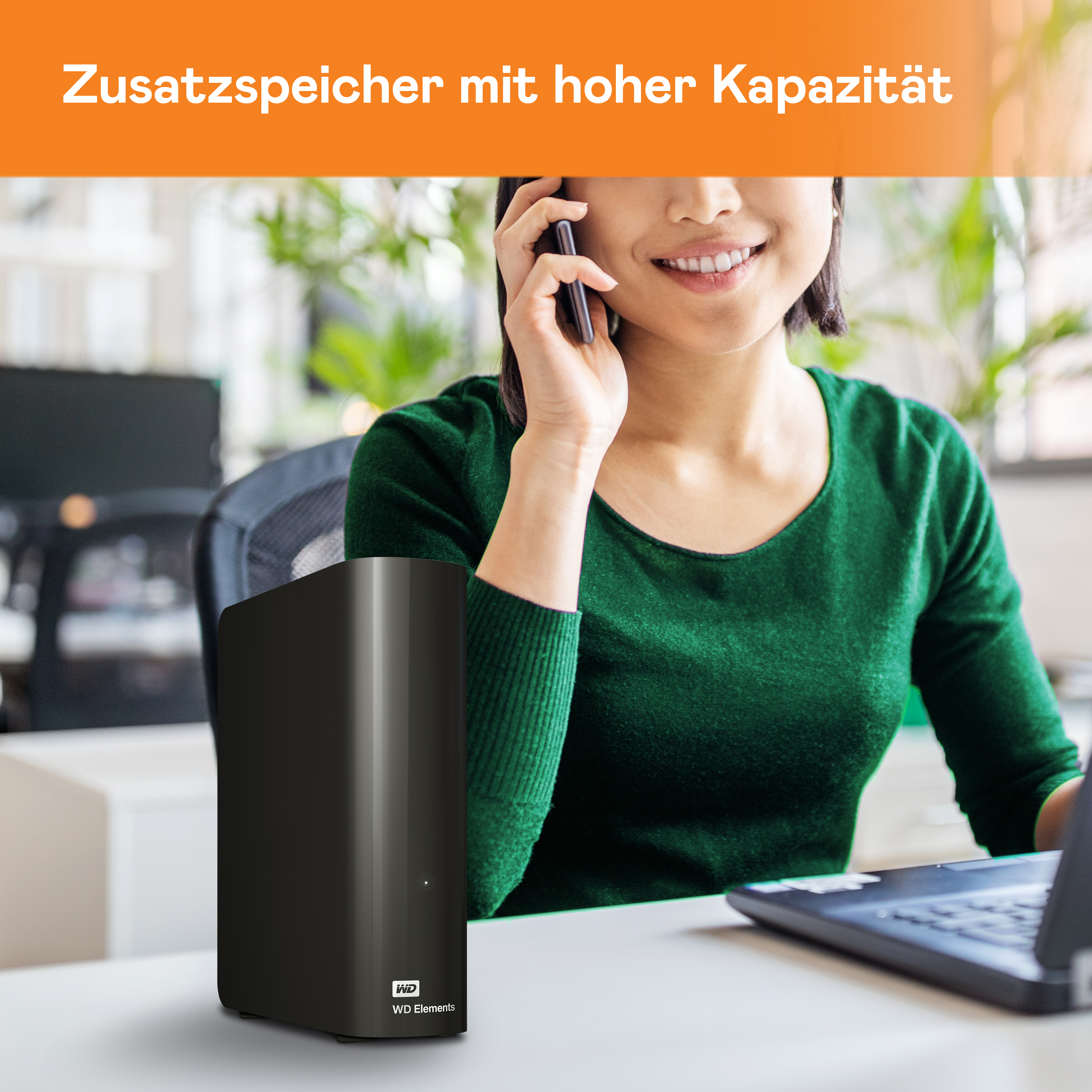 Frau telefoniert neben einer schwarzen externen Festplatte. Text: Zusätzlicher Speicher mit hoher Kapazität.