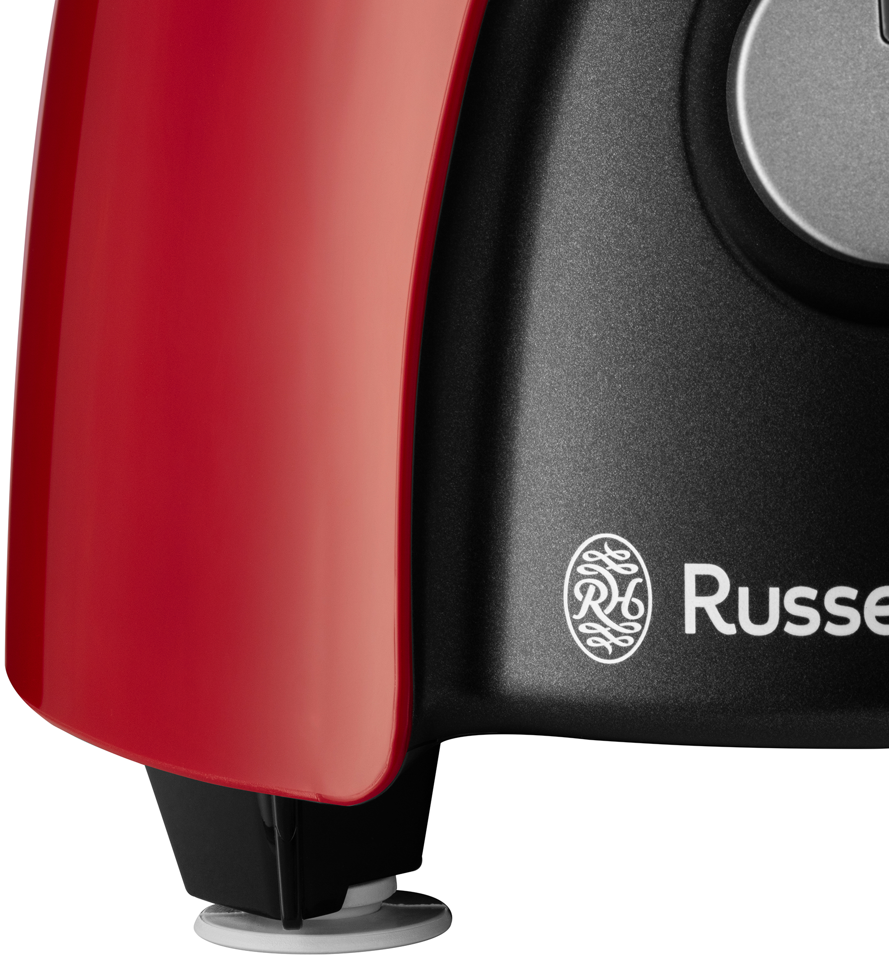 Közelkép egy piros és fekete konyhai készülékről, látható Russell Hobbs logóval.