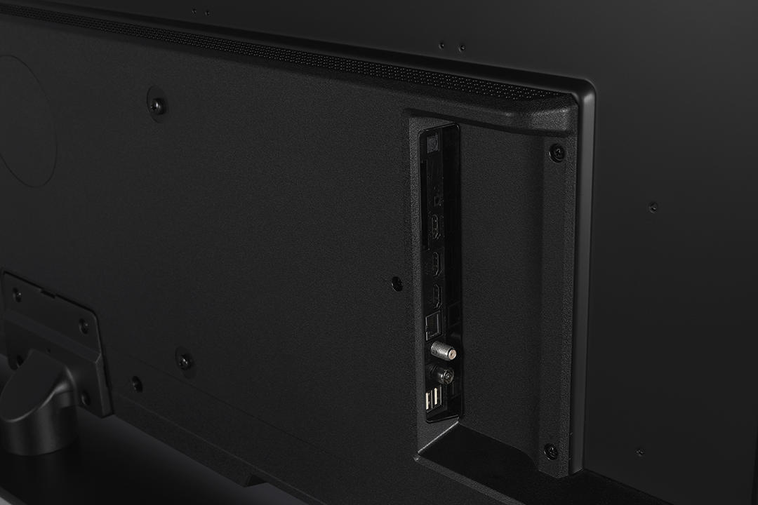 Egy fekete TV hátlapja, mely HDMI, USB portokat és koaxiális kábel bemenetet mutat.