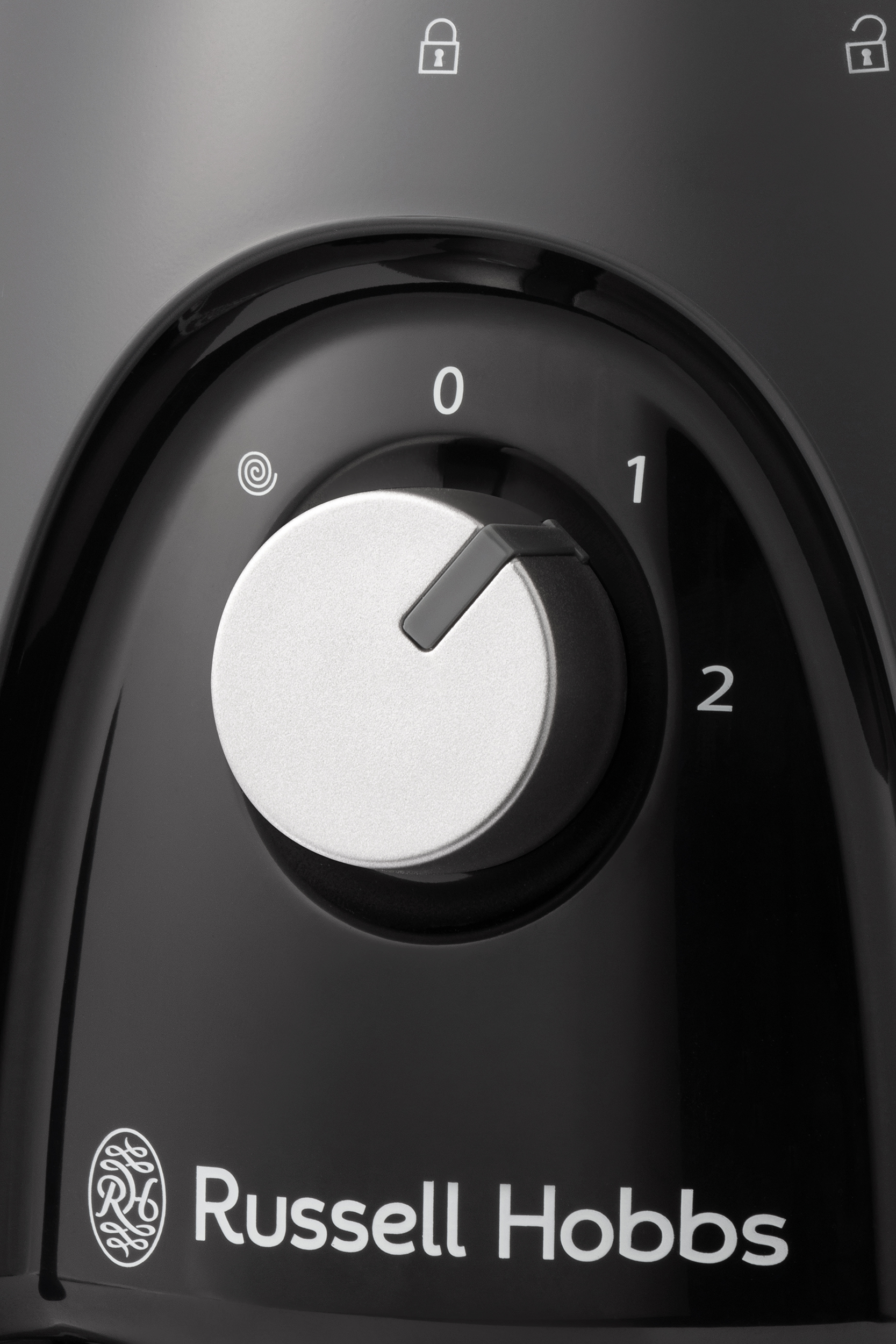 Fekete turmixgép vezérlőtárcsájának közelképe számokkal, egy zár ikonnal és a Russell Hobbs logóval.