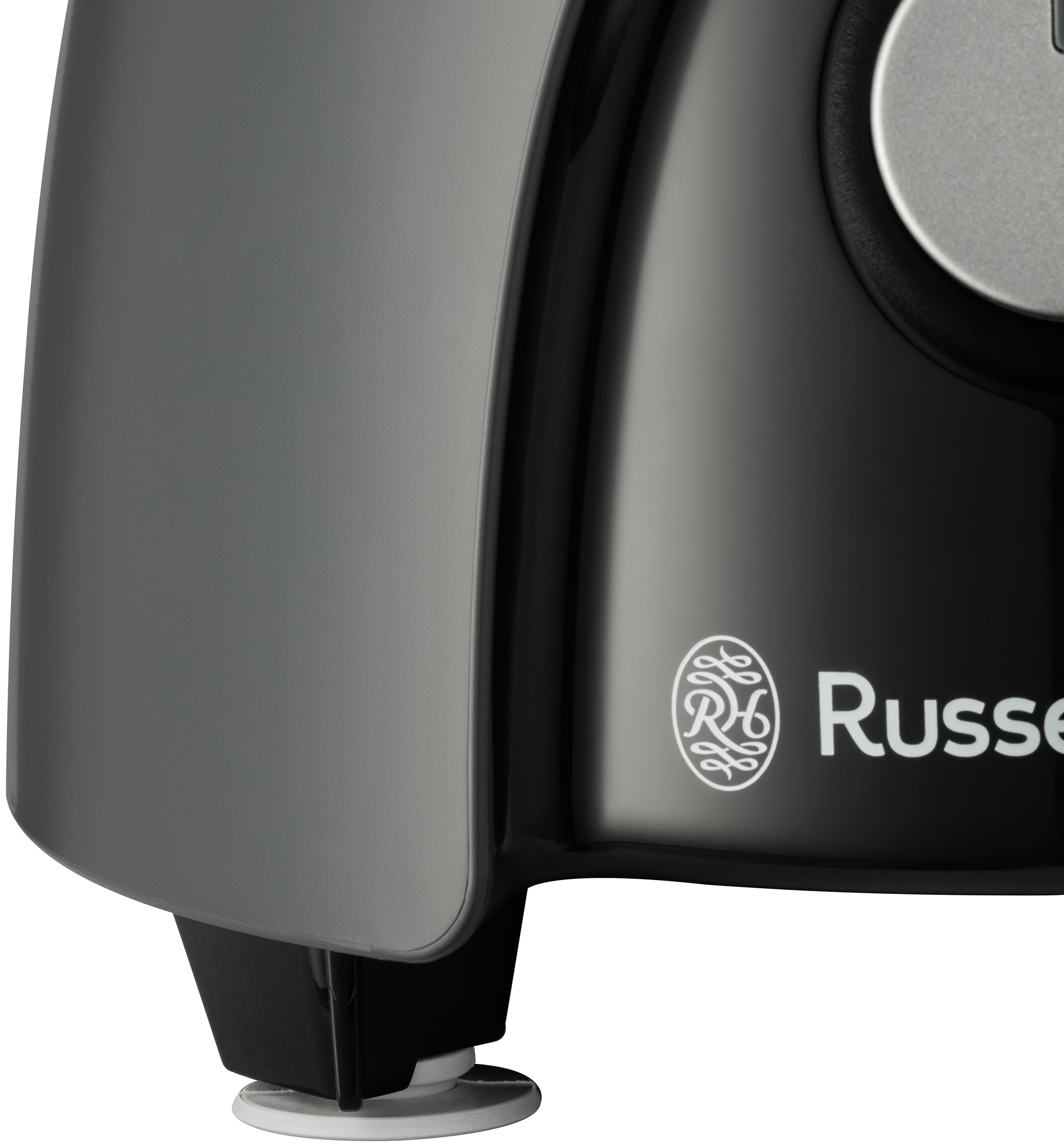 Egy fekete készülék közeli képe a Russell Hobbs logóval.