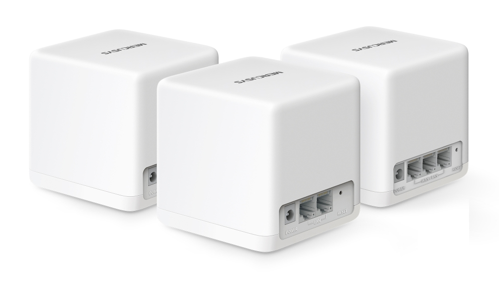 Trzy białe, kwadratowe urządzenia Wi-Fi mesh. Z tyłu znajdują się porty i wejścia zasilania.