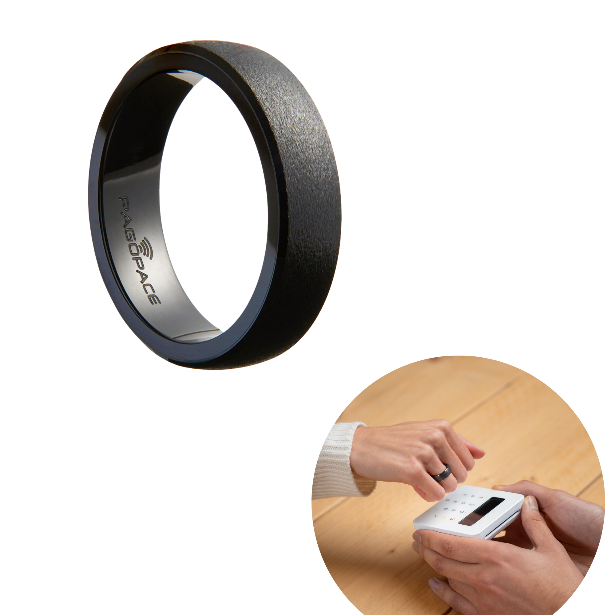 Ein schwarzer Ring wird von einer Person in der Nähe eines Zahlungsautomaten gehalten.