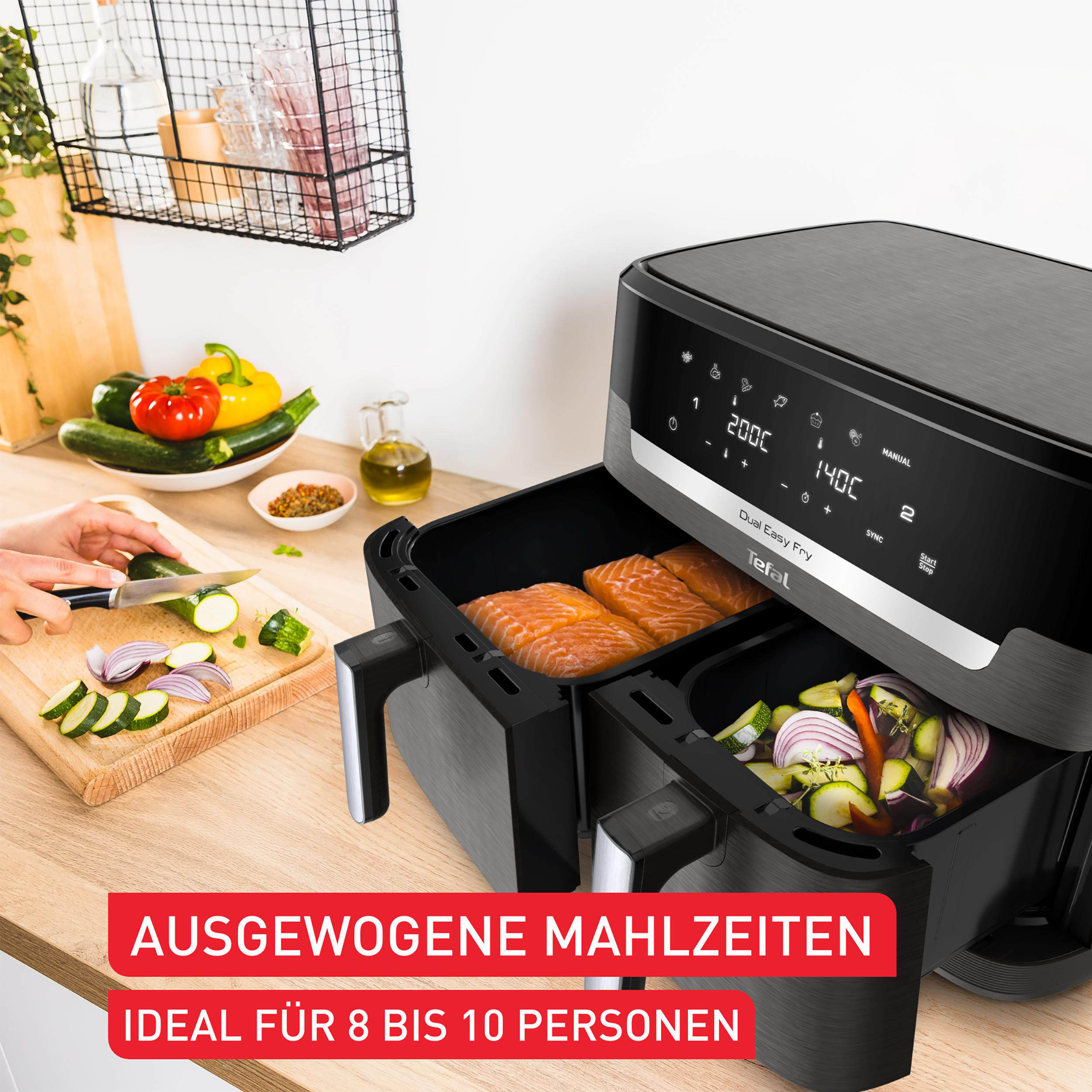Doppelte Heißluftfritteuse mit Essen, Leute bereiten Essen zu, Text auf Deutsch.