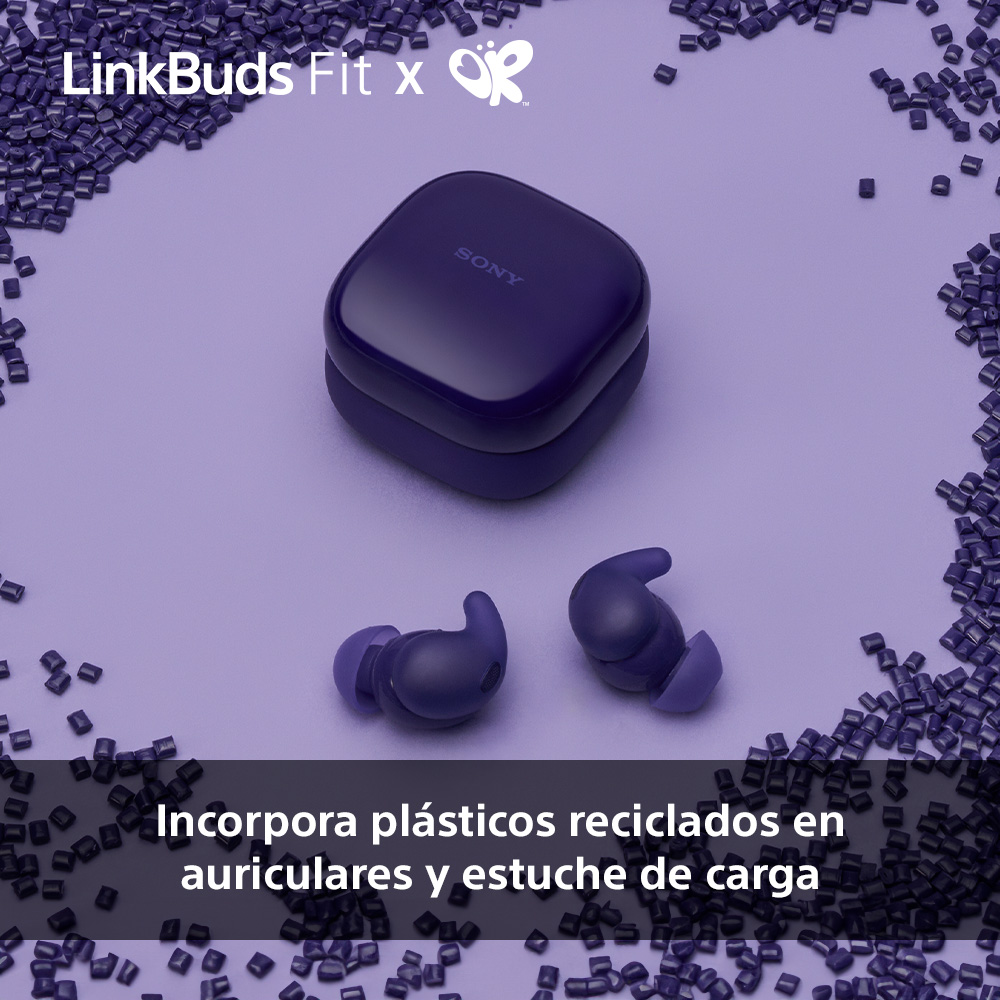 Par de auriculares morados y estuche rodeados de cuentas moradas, con texto: Plásticos reciclados en auriculares y estuche.