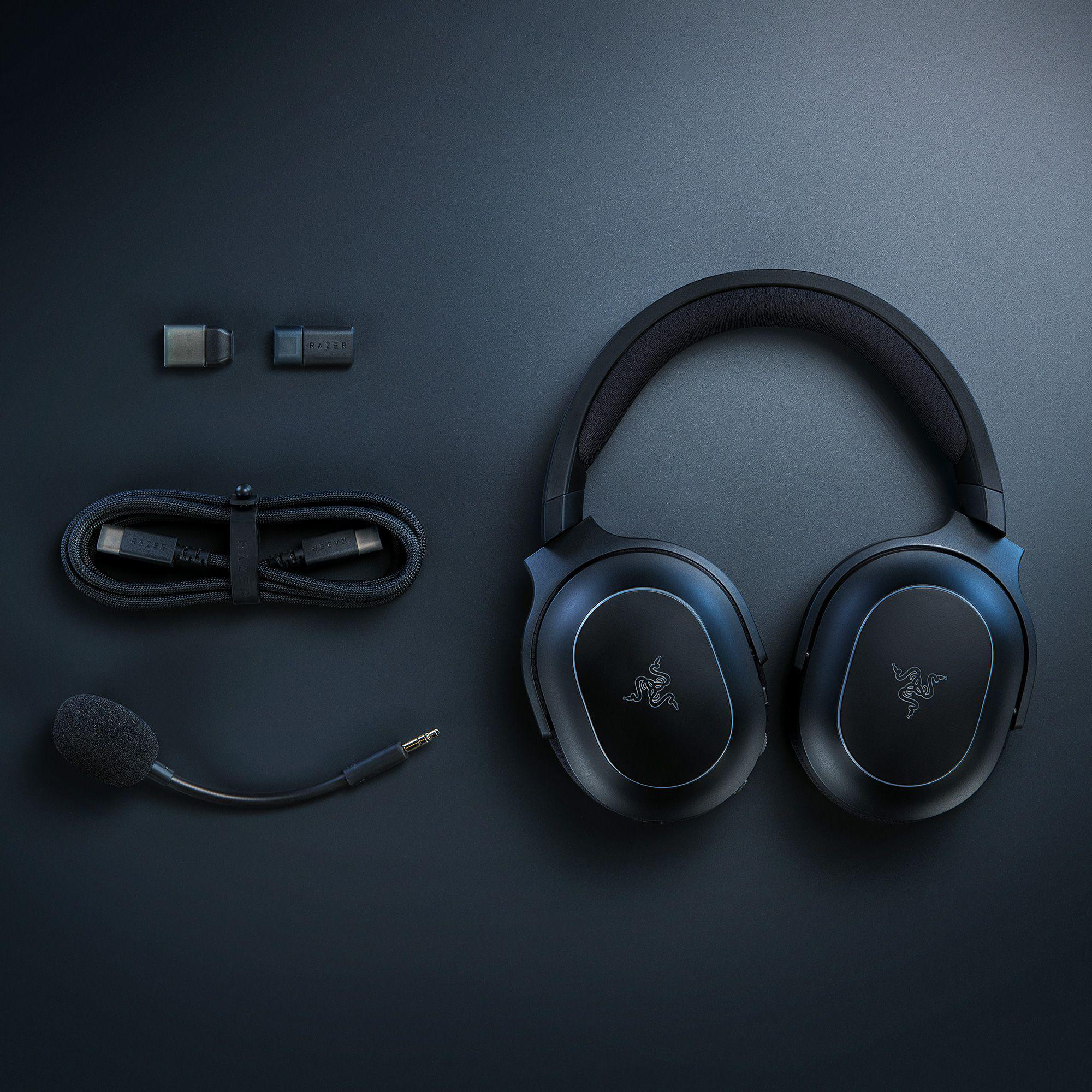 Schwarzer Razer-Kopfhörer mit Zubehör. Enthalten sind ein Mikrofon, ein Kabel und zwei kleine schwarze Stecker.