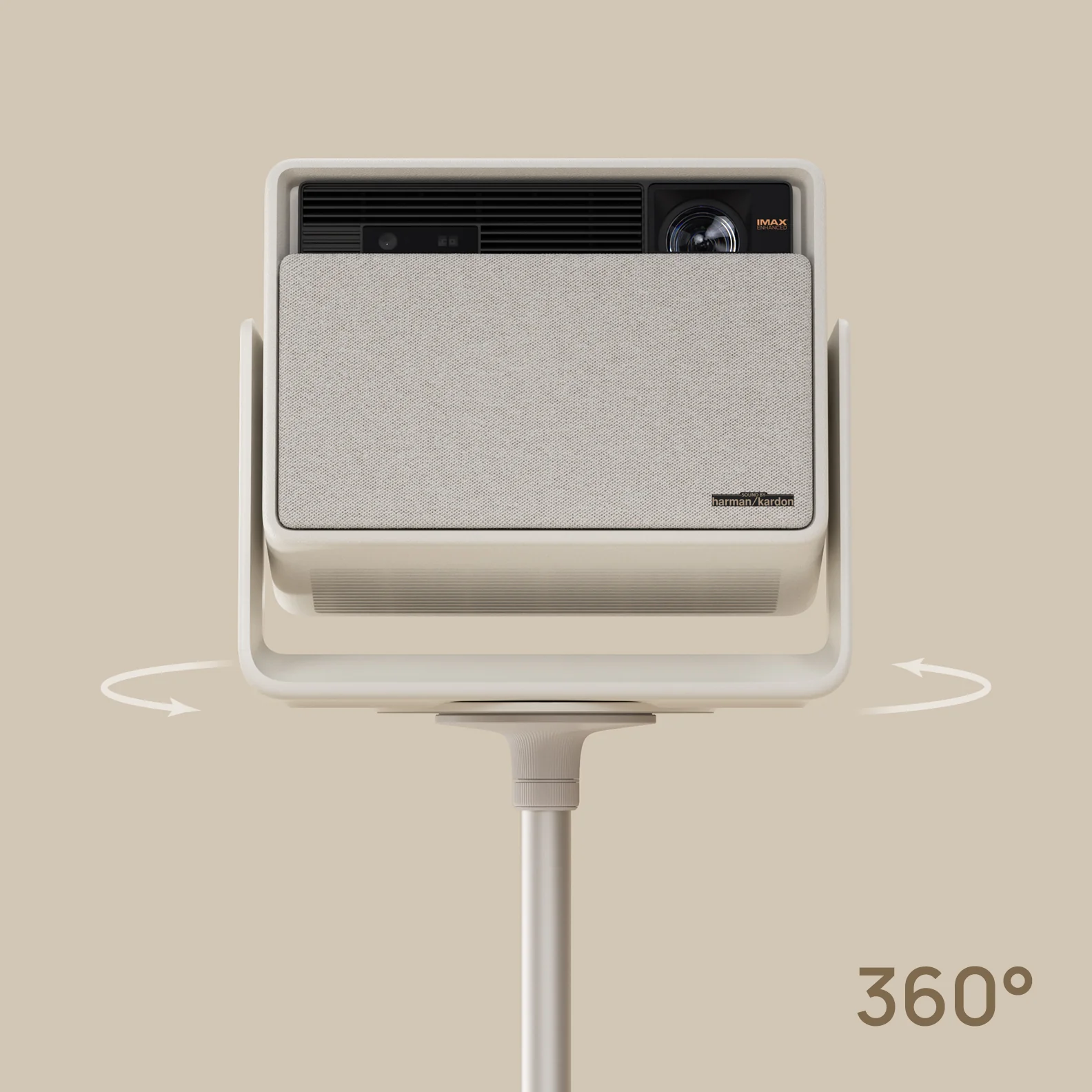Egy fehér és szürke Harman Kardon hangszóró fehér állványon. 360 fokos forgatás jelölve.
