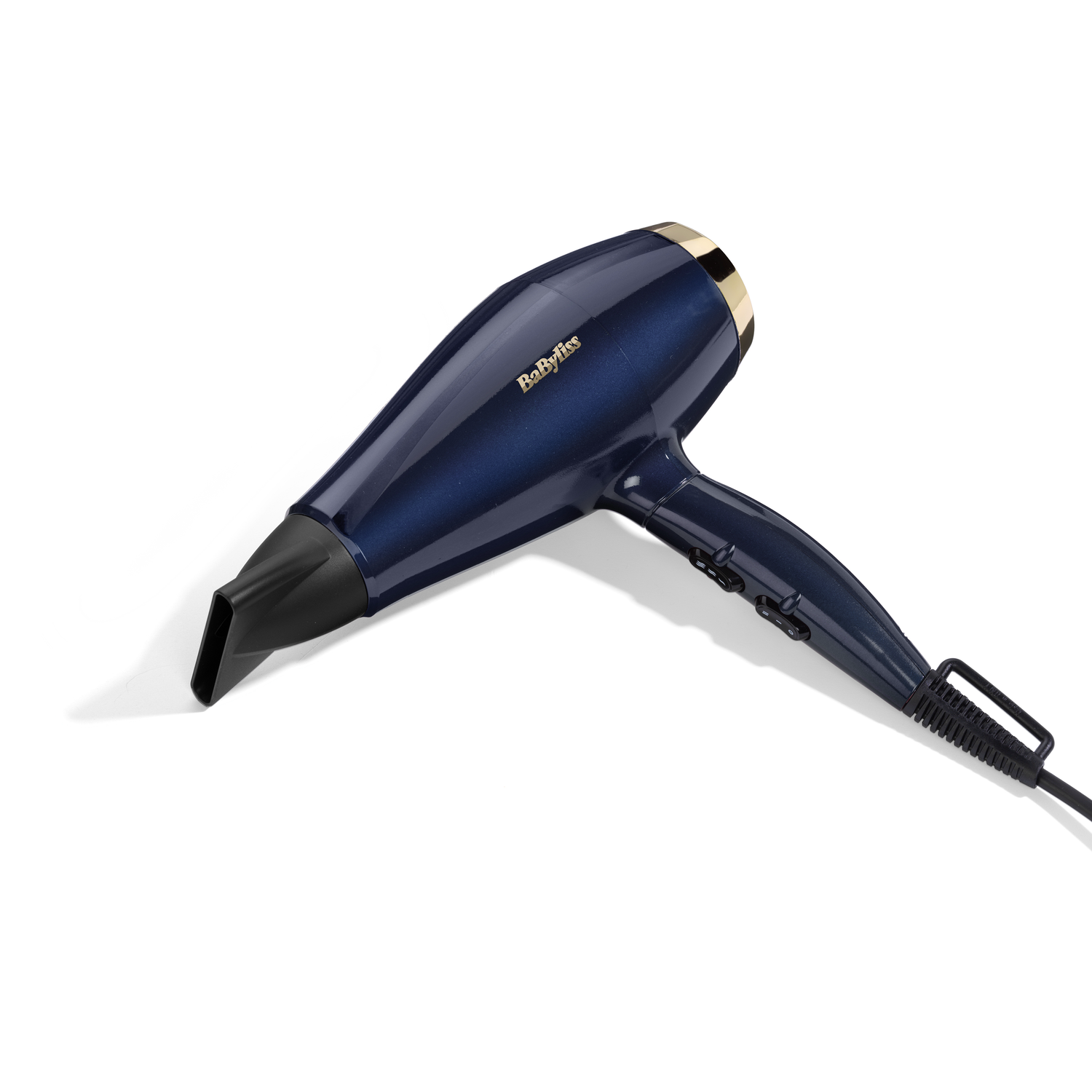 Donkerblauwe Babyliss haardroger op een wit oppervlak. Heeft een zwarte mondstuk en gouden details.