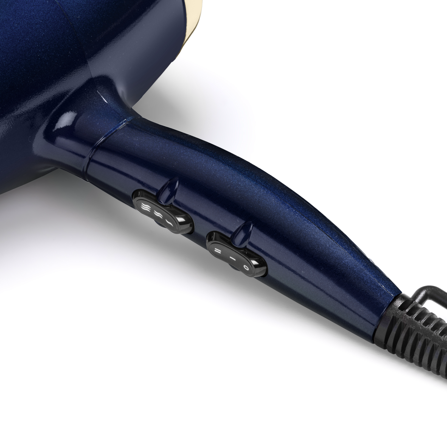 Close-up van een blauwe haardroger met twee zwarte bedieningsschakelaars. Witte achtergrond.