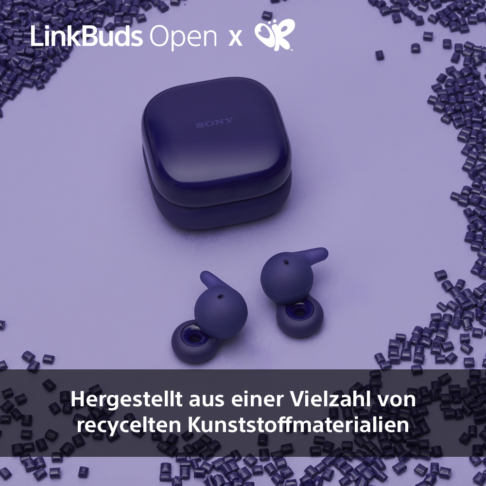 Dunkelblaue Ohrhörer und Ladecase. Umgeben von recycelten Kunststoffperlen.