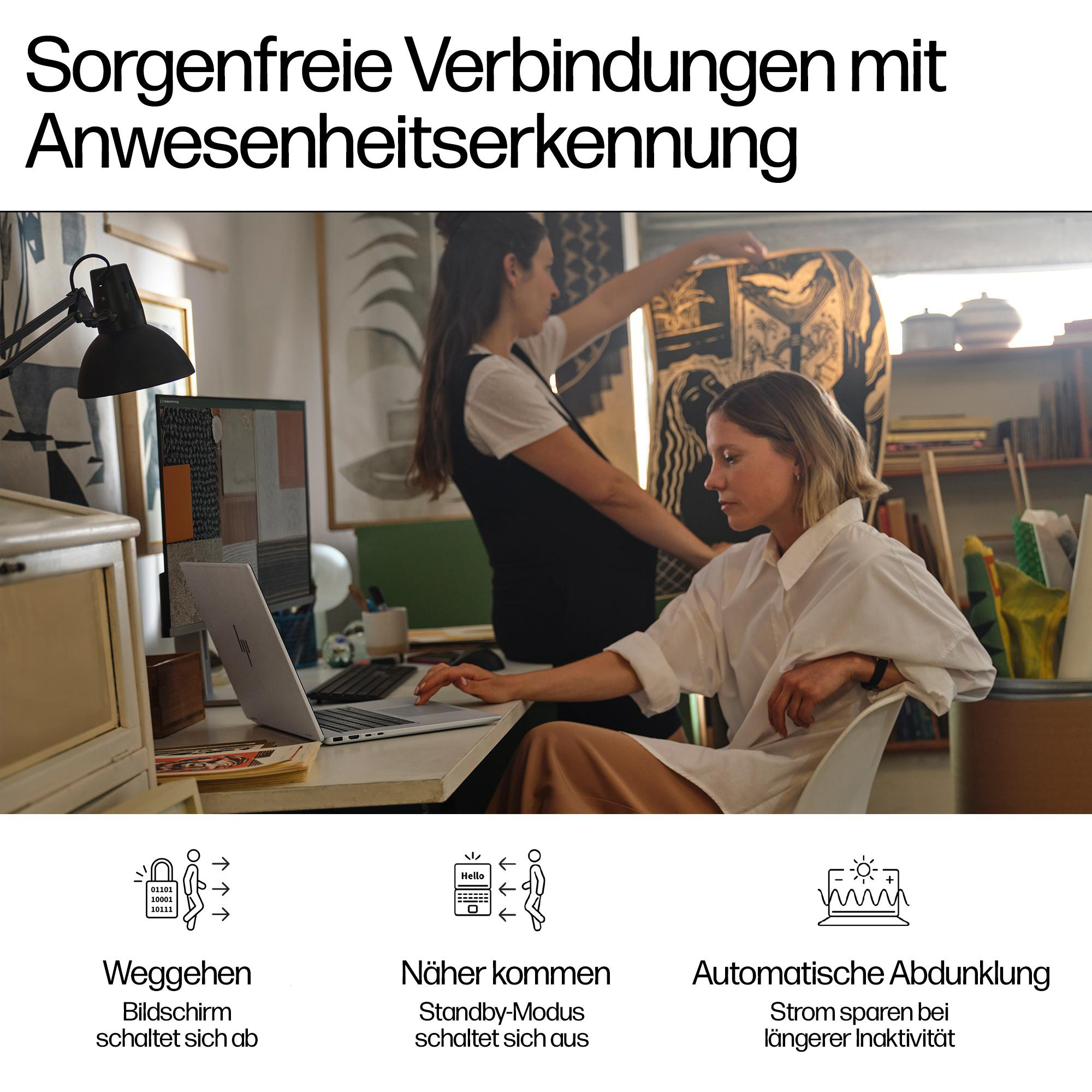 Zwei Frauen arbeiten an einem Computer und einem Gemälde.