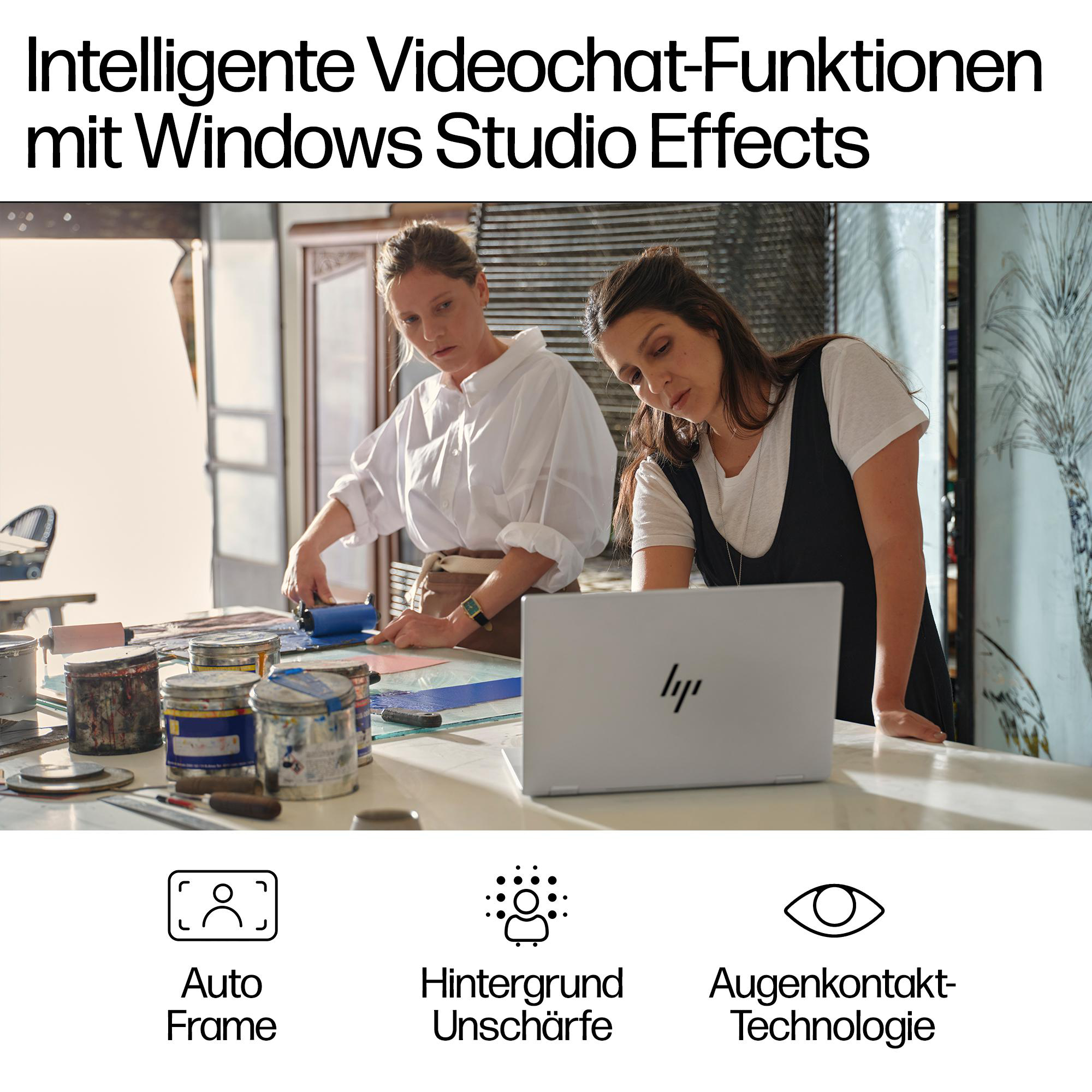 Zwei Frauen arbeiten mit einem Laptop und einer Tafel an einem sonnigen Tag. Text: Intelligenter Video-Chat.