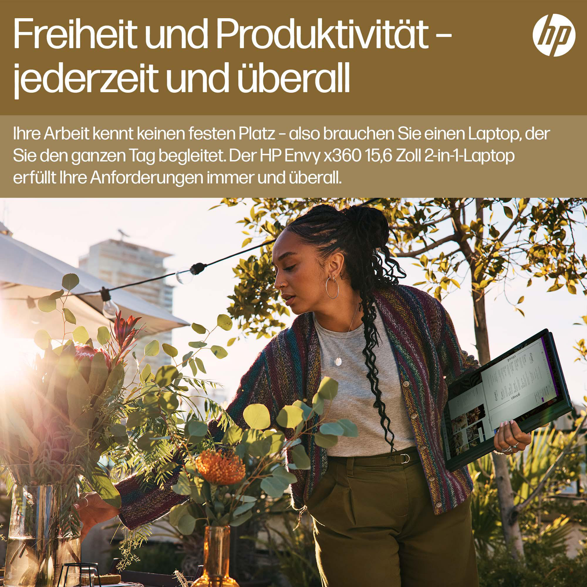 Eine Frau hält einen Laptop und schaut sich Blumen an. Text oben: Freiheit und Produktivität – jederzeit und überall.