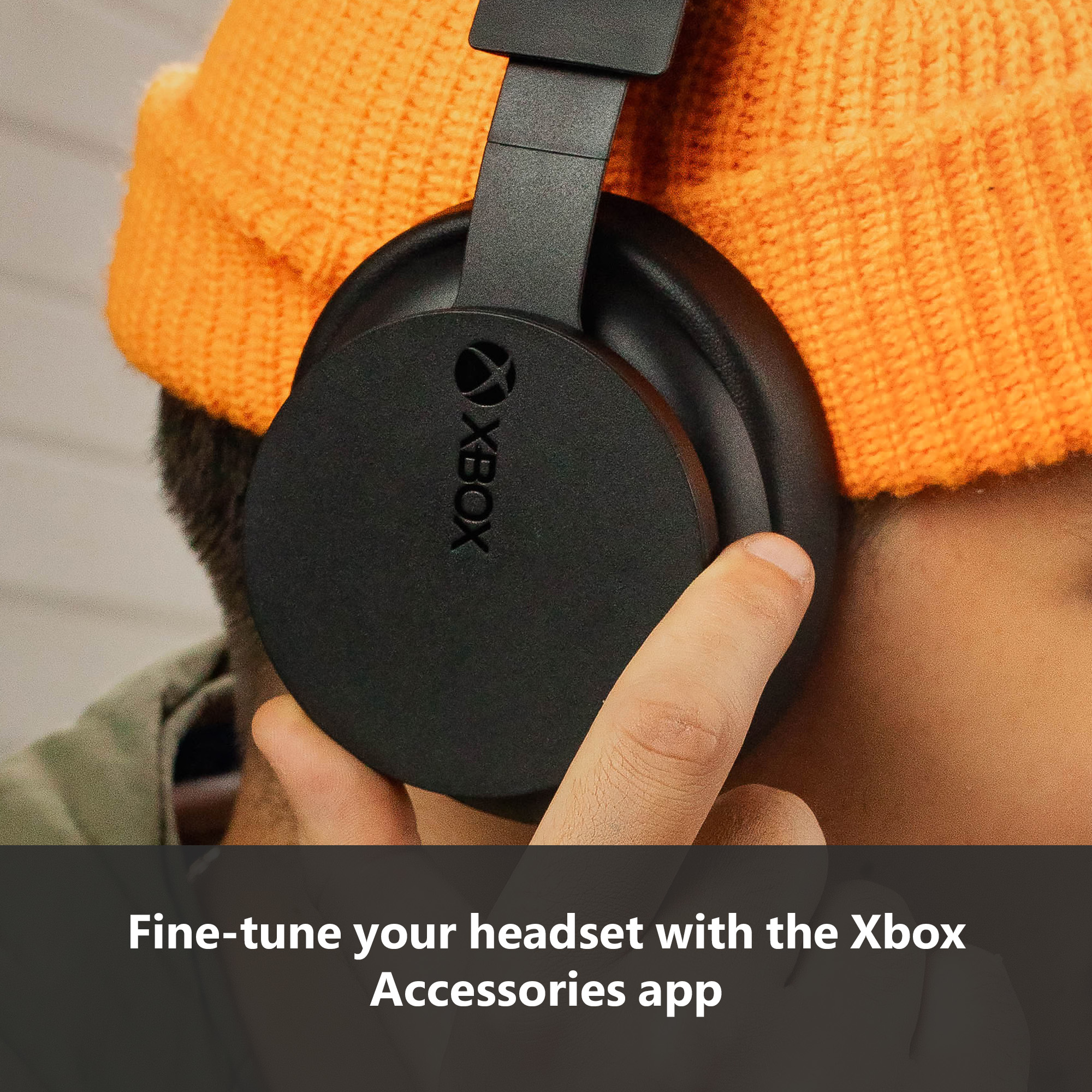 Personne portant un casque Xbox noir, bonnet orange. Texte : Ajustez votre casque.