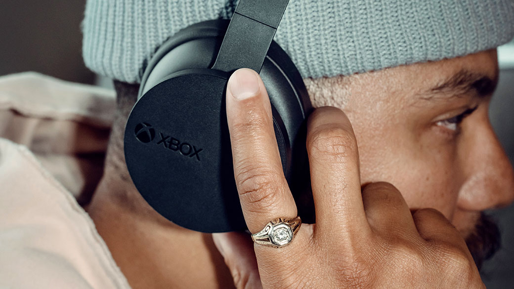 Un homme portant un casque et une bague.