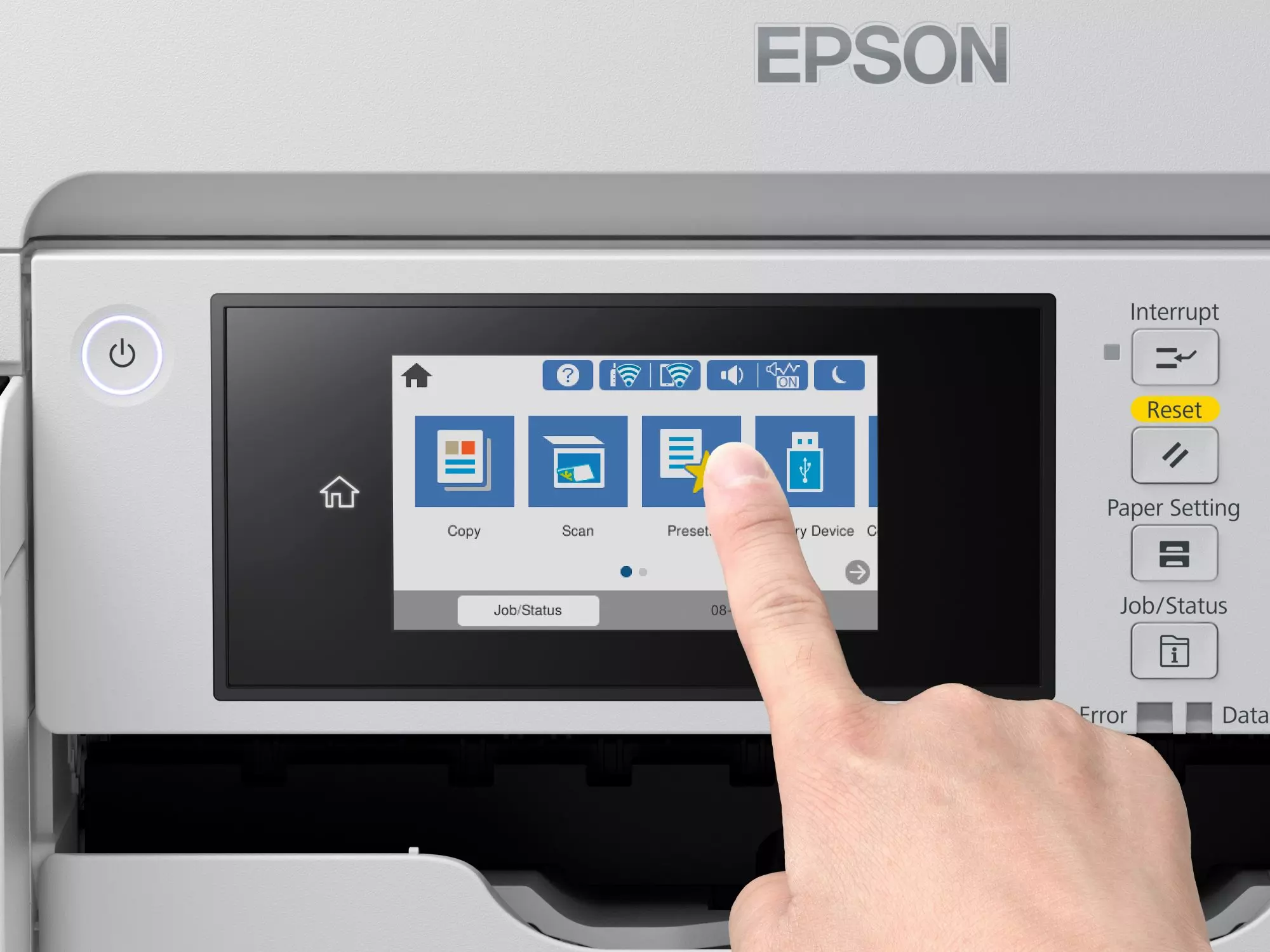 Egy Epson nyomtató képernyőjén egy ujj a USB-re nyom. További opciók: Másolás, Szkennelés, Előbeállítás és Munka/Állapot.