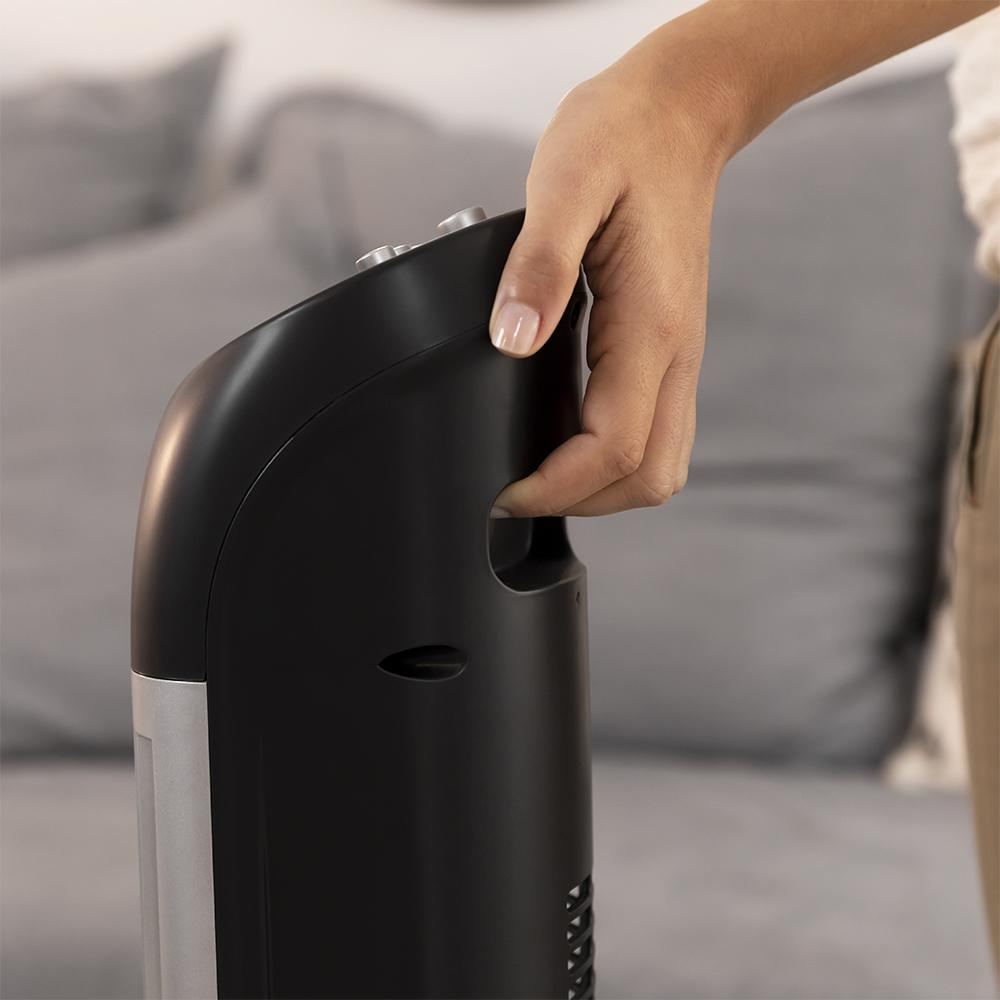 Dos dispositivos de audio JBL negros con el logotipo de JBL. Uno es un conector Lightning.