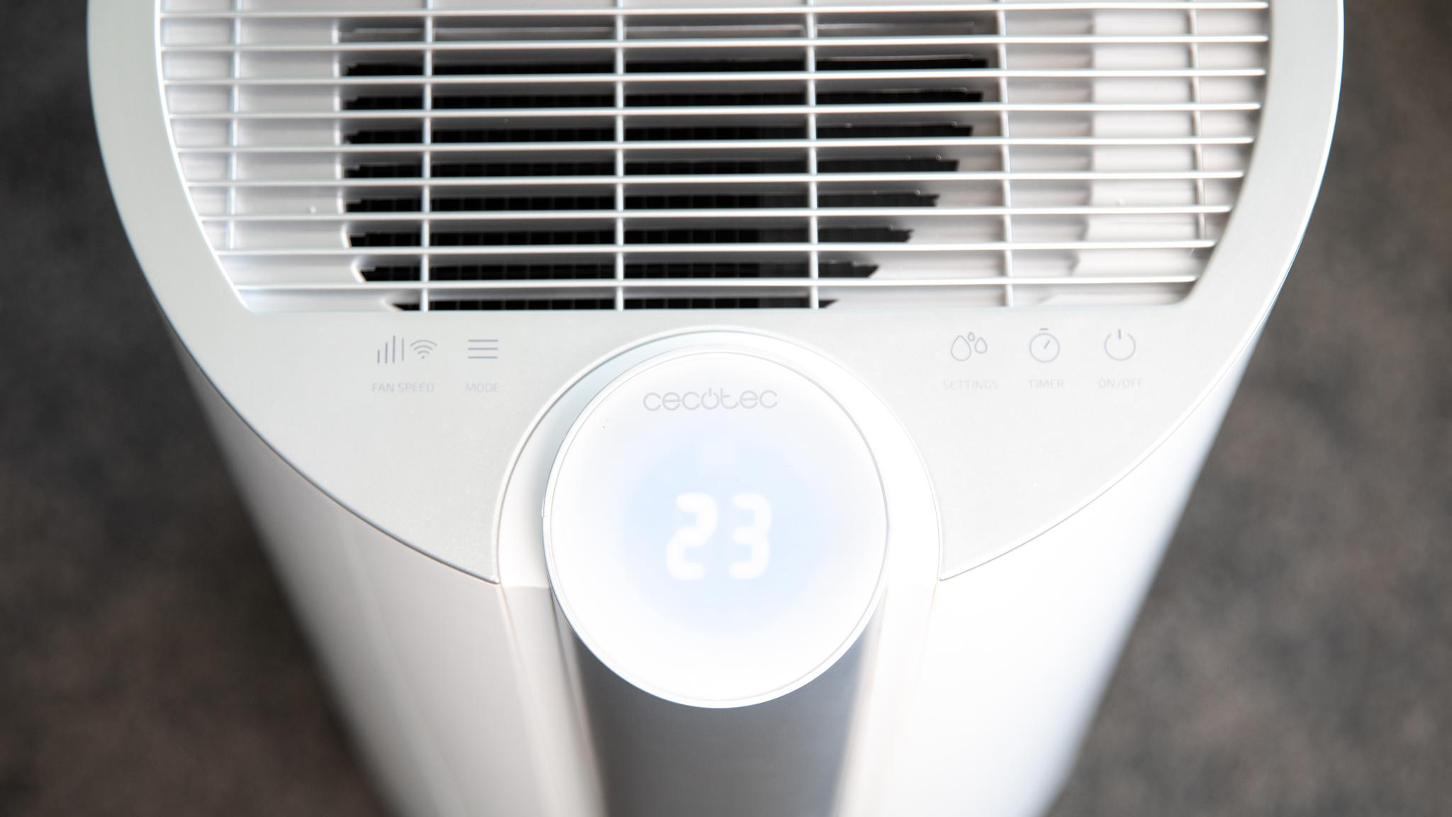 Vista superior de un purificador de aire blanco con una pantalla digital que muestra el número 23.