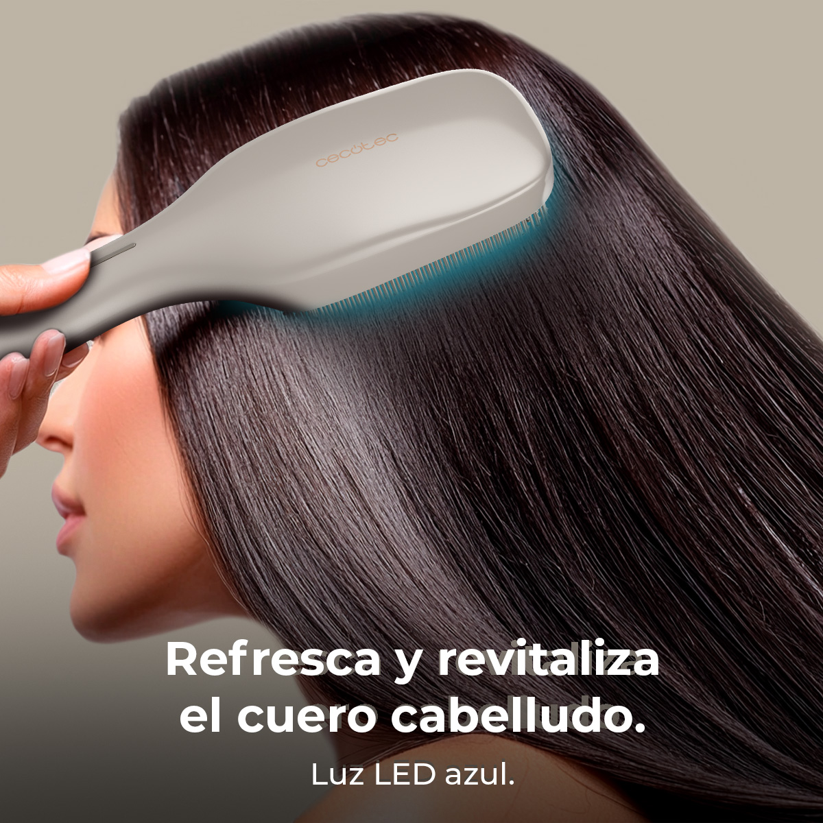 Mujer cepillando su pelo oscuro con un cepillo gris que emite luz azul. Texto: 'Refresca y revitaliza'.