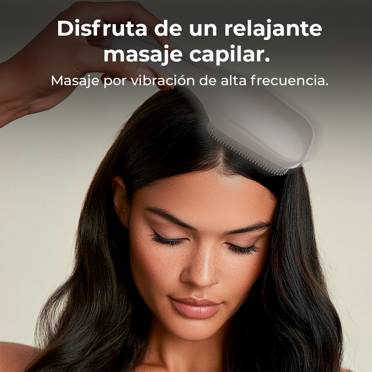 Mujer recibiendo un masaje capilar. Cepillo blanco, texto sobre masaje relajante.