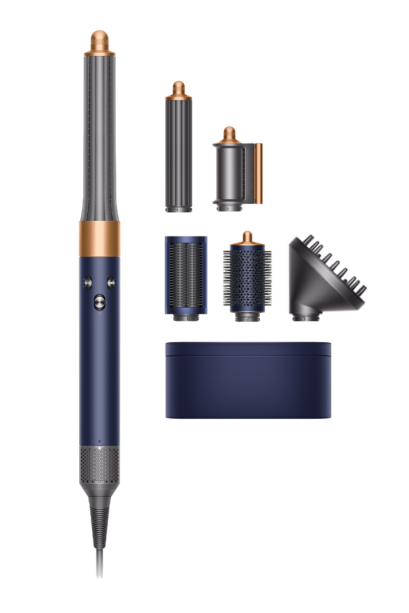 Una herramienta de peinado Dyson con varios accesorios y una caja de almacenamiento azul.