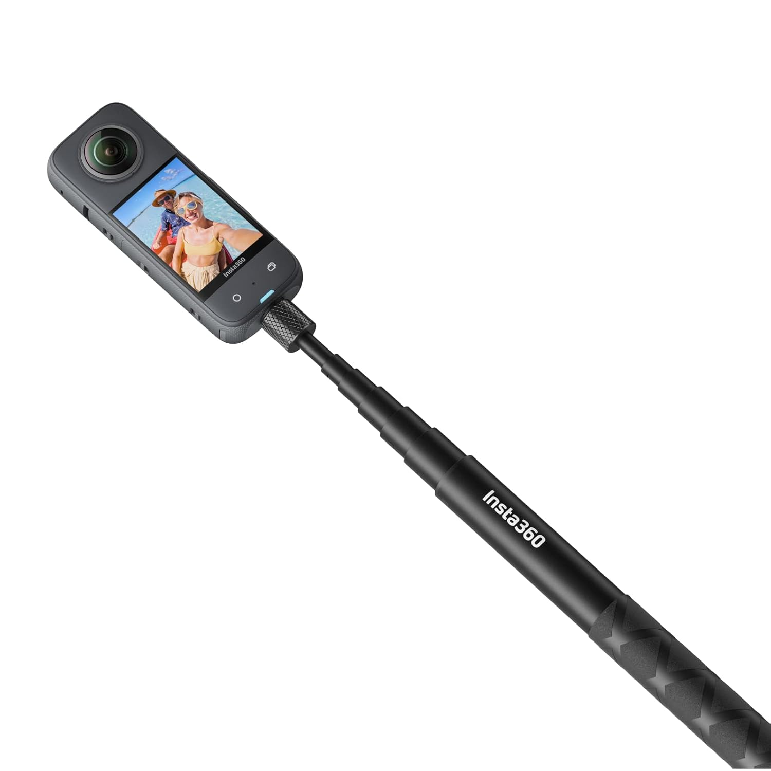 Una cámara Insta360 negra en un palo selfie, mostrando una imagen de dos personas.