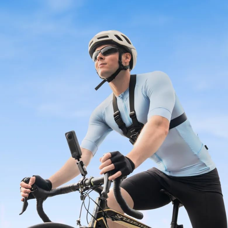 Ciclista con casco y cámara en el pecho. Fondo de cielo azul. El ciclista está en una bicicleta de carretera.