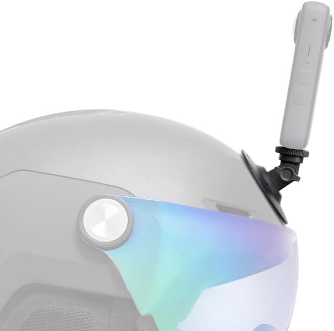 Un casco con visera y una pequeña cámara sujeta a un lado.