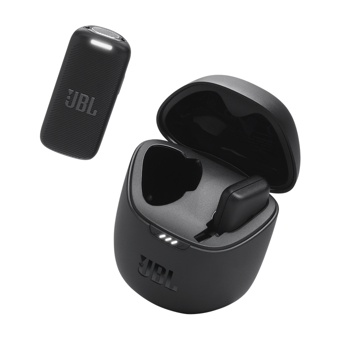 Auriculares JBL negros y estuche de carga. El estuche está abierto y hay un auricular dentro. Fondo negro.