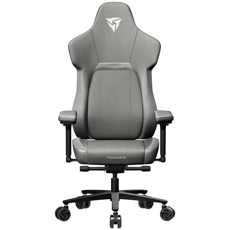Grauer Gaming-Stuhl. Er hat eine hohe Rückenlehne mit Logo. Armlehnen und ein Fünf-Sterne-Fuß mit Rädern.