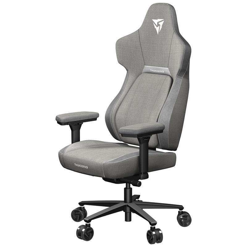 Grau-schwarzer Gaming-Stuhl mit Logo auf der Kopfstütze. Stuhl hat Räder und Armlehnen.
