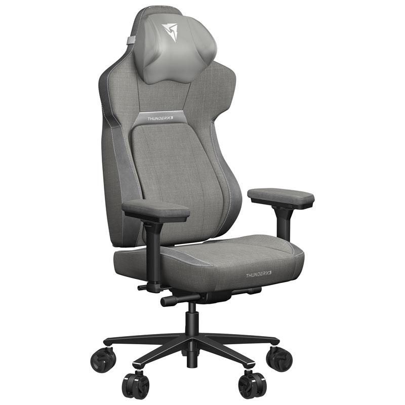 Grauer Gaming-Stuhl mit Kopfstütze, Armlehnen und Rädern auf weißem Hintergrund.