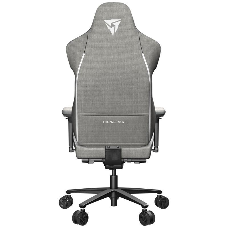 Grauer Gaming-Stuhl von hinten. Weiße Akzente und Logo. Schwarze Basis mit Rädern.