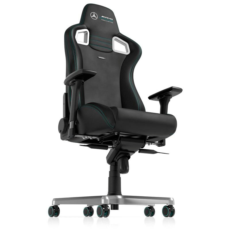 Zwei schwarze Gaming-Stühle werden präsentiert, die Vorder- und Rückansicht zeigen, auf einer weißen Oberfläche.