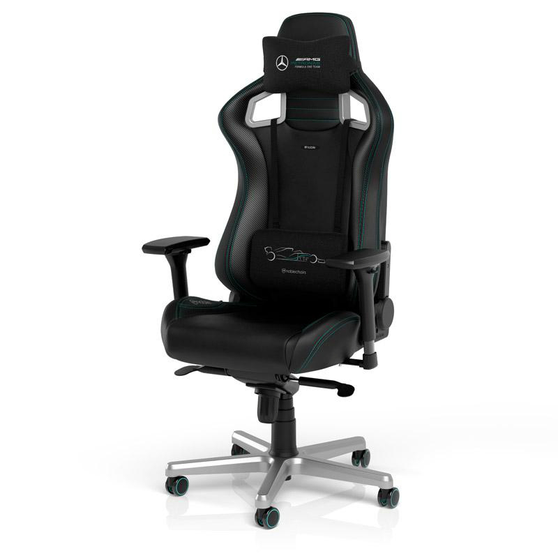 Schwarzer Gaming-Stuhl mit silbernem Sockel. Hat eine Kopfstütze mit AMG-Logo.