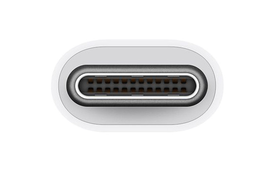 Zbliżenie portu USB-C, biała obudowa zewnętrzna z czarnymi stykami wewnętrznymi.