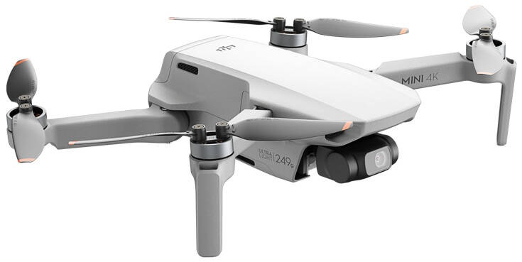Szary dron DJI Mini 4K. Ma cztery śmigła, kamerę i podwozie. Tło jest białe.