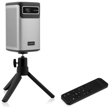 Srebrny projektor na statywie z czarnym pilotem.