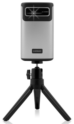 Srebrny projektor na statywie, emitujący światło.