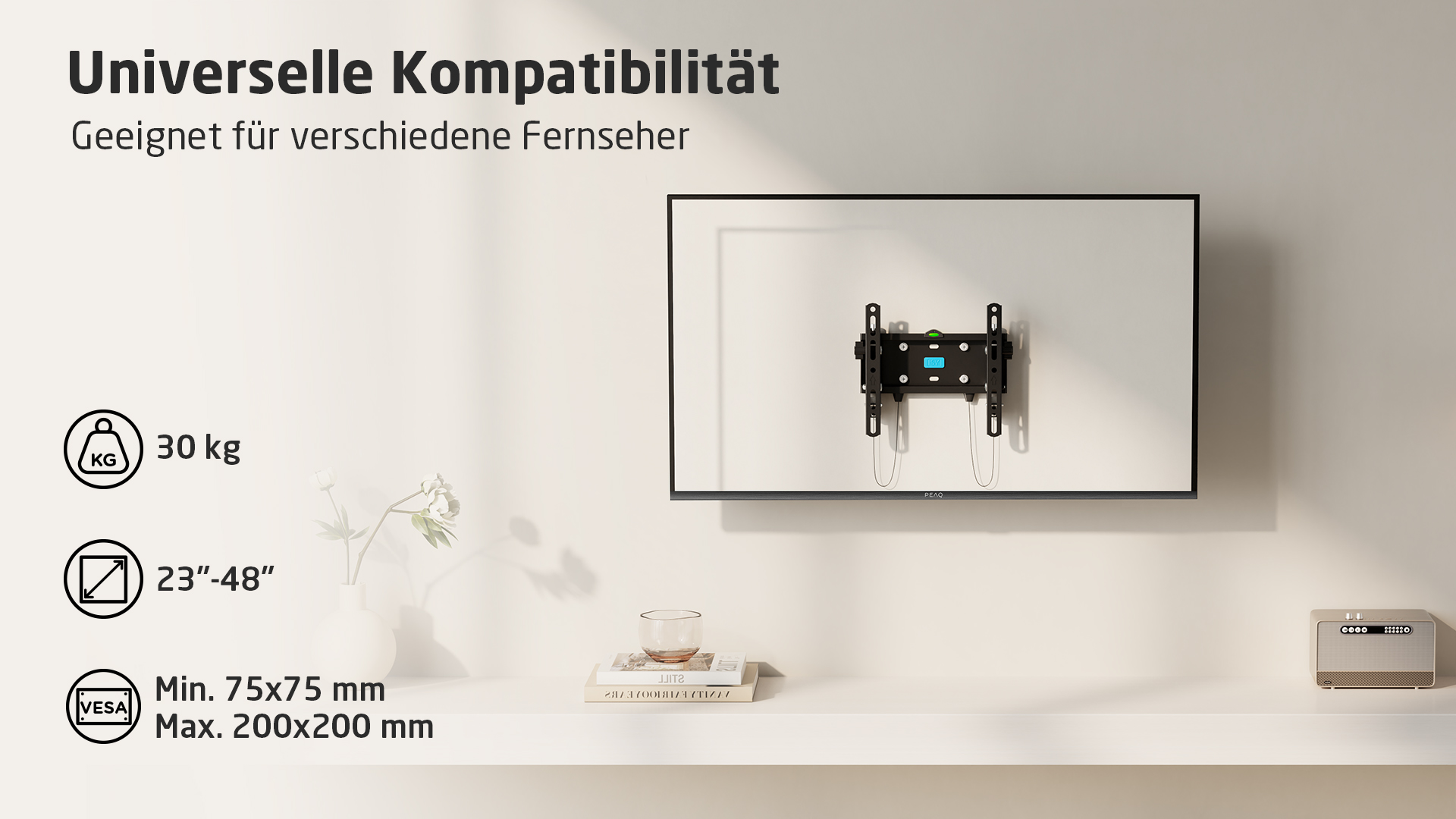 TV monté au mur, étagère avec déco en dessous. Mur blanc, tons neutres.