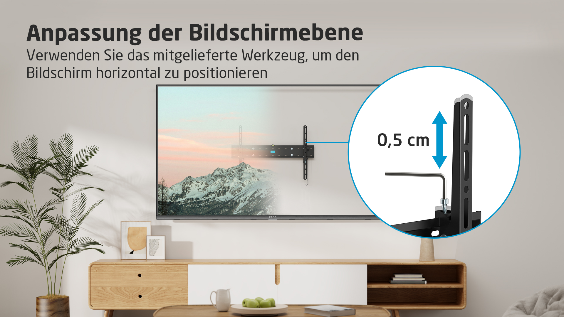 TV monté au mur avec un support. Un gros plan montre comment l'ajuster.