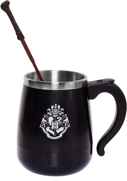 Schwarzer Harry Potter Becher mit Logo und Zauberstab.