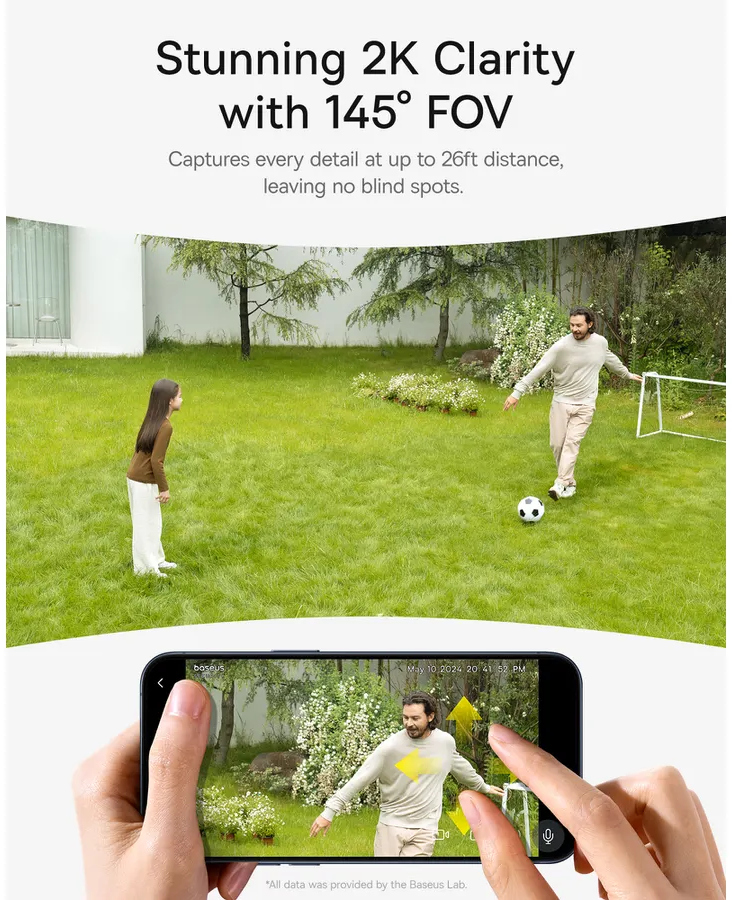 Un homme et une fille jouent au football dans un jardin vert. Le téléphone montre la scène, avec des commandes tactiles.