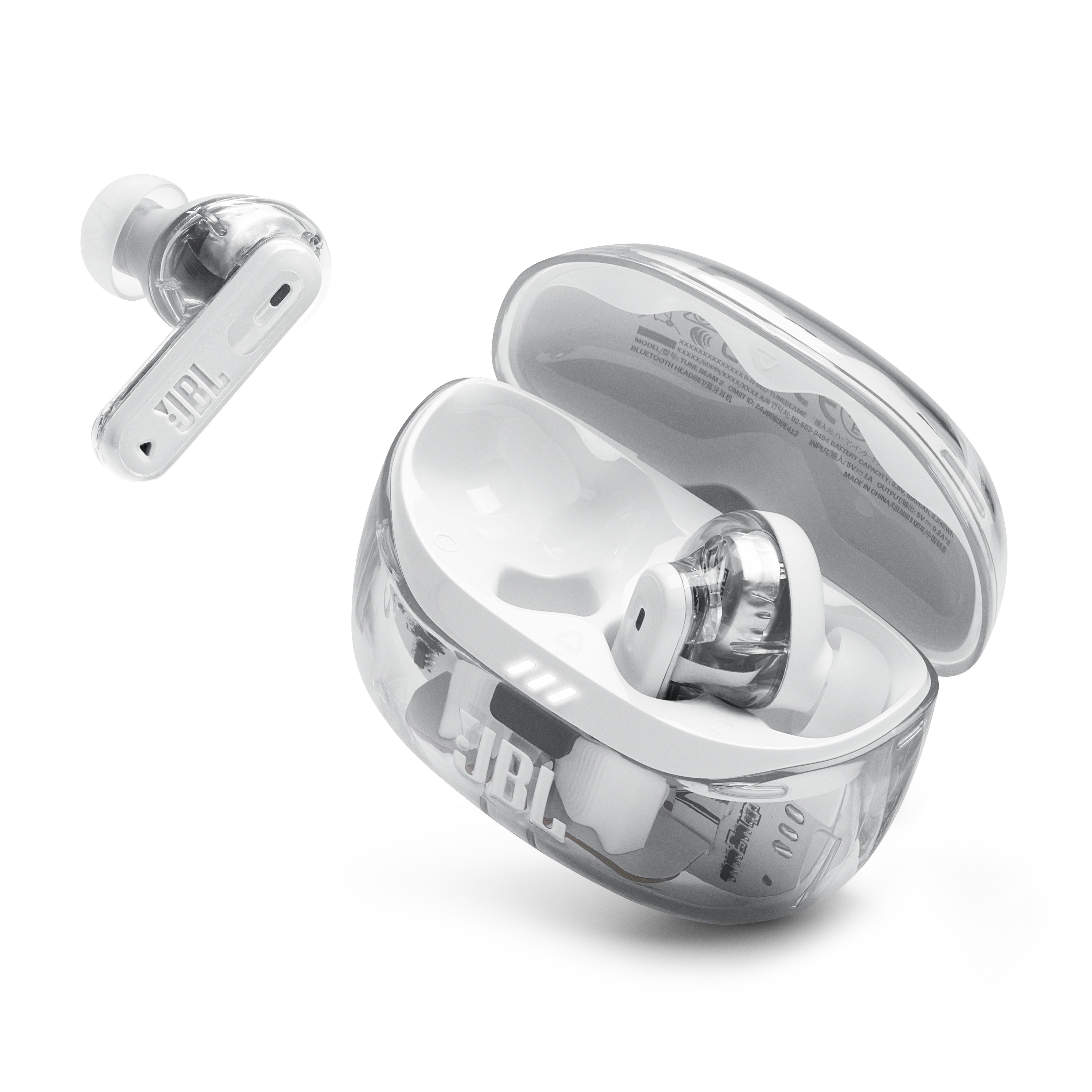 Transparente weiße JBL-Ohrhörer mit Ladecase, eines ist herausgenommen.