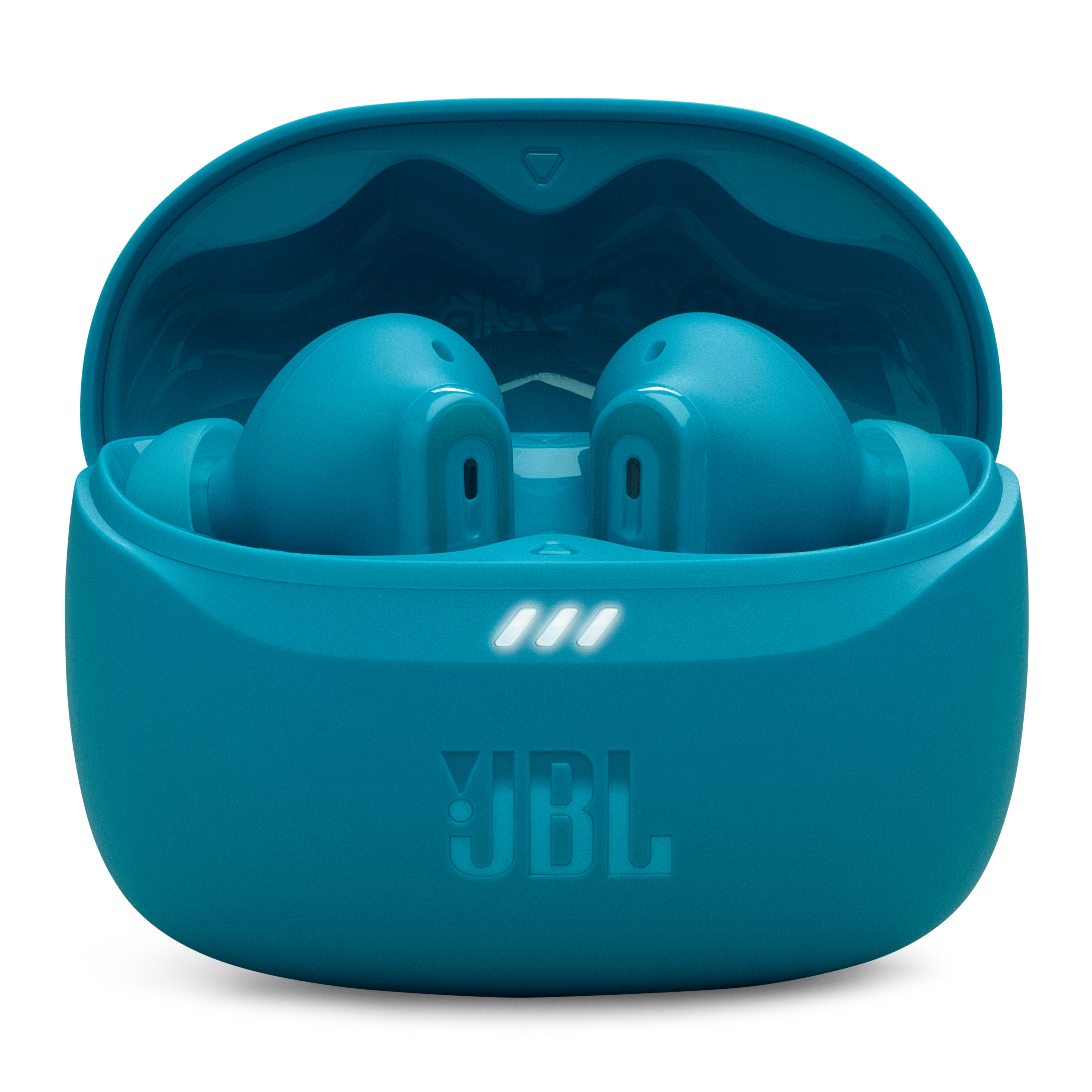 Ein Paar türkisfarbene JBL-Kopfhörer in ihrer geöffneten Ladehülle mit drei leuchtenden Punkten.